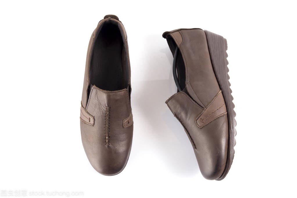白色背景下的優(yōu)雅 棕色女式皮鞋，舒適與風(fēng)格的完美分離